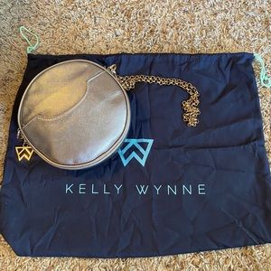 Kelly Wynne Halo Crossbody in Silver Metallic